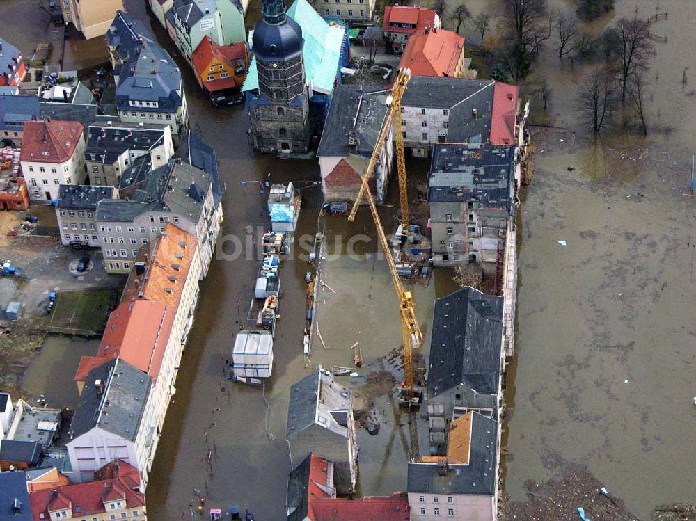 Bad Schandau aus der Vogelperspektive: Die Johanneskirche am Marktplatz von Bad Schandau im Hochwasser