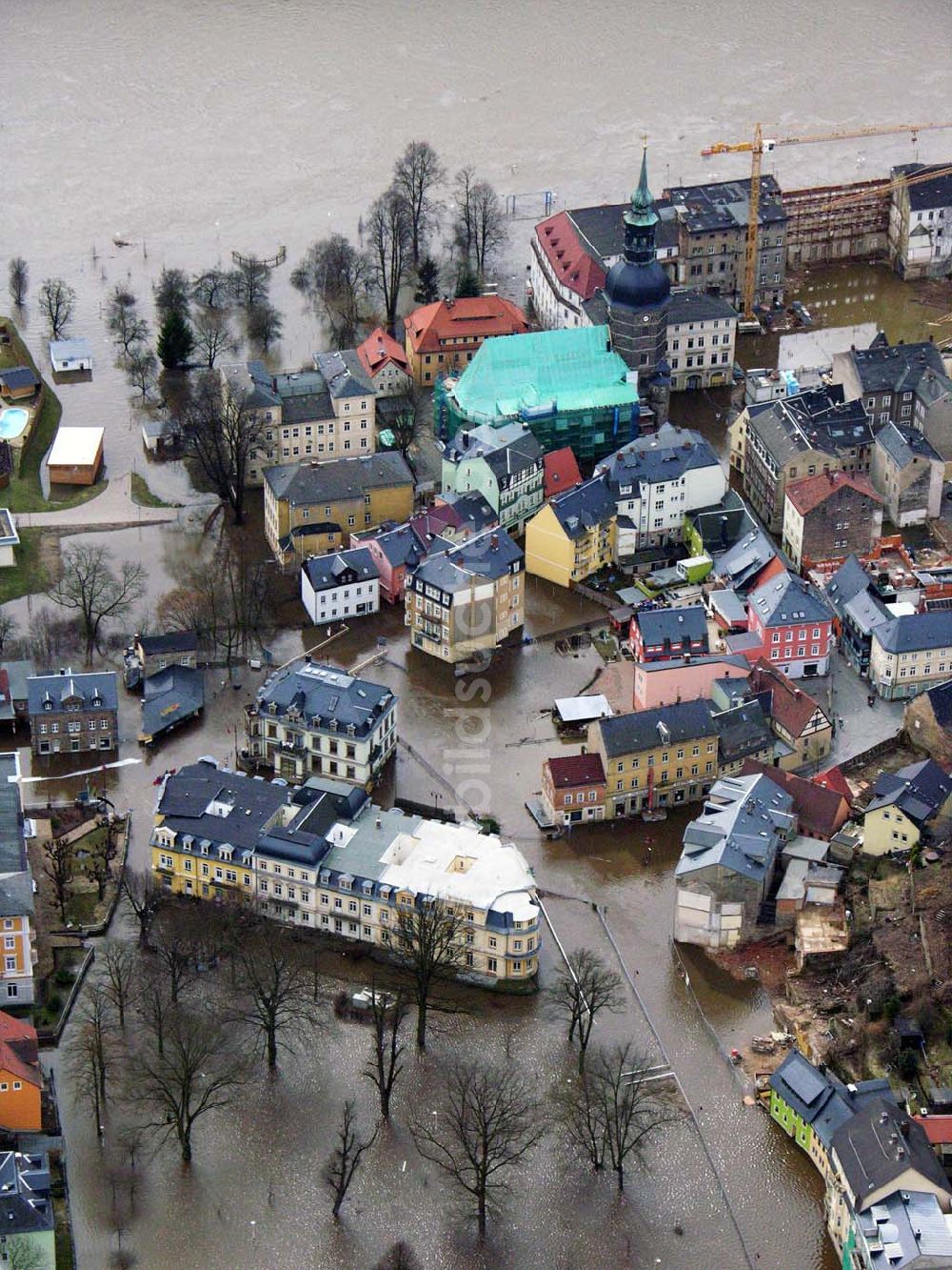 Luftbild Bad Schandau - Die Johanneskirche am Marktplatz von Bad Schandau im Hochwasser