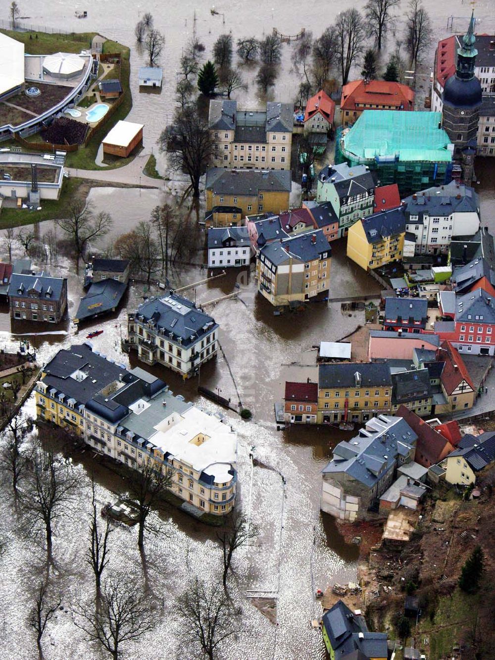 Luftaufnahme Bad Schandau - Die Johanneskirche am Marktplatz von Bad Schandau im Hochwasser