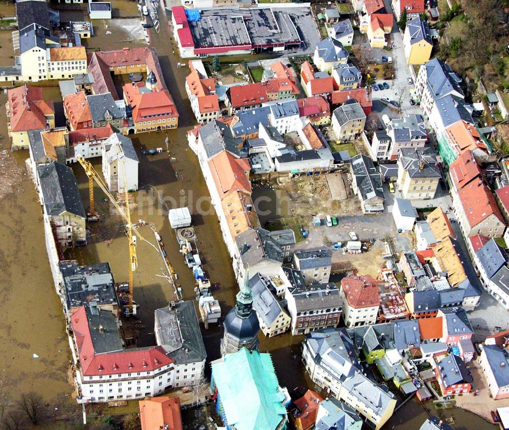 Bad Schandau von oben - Die Johanneskirche am Marktplatz von Bad Schandau im Hochwasser