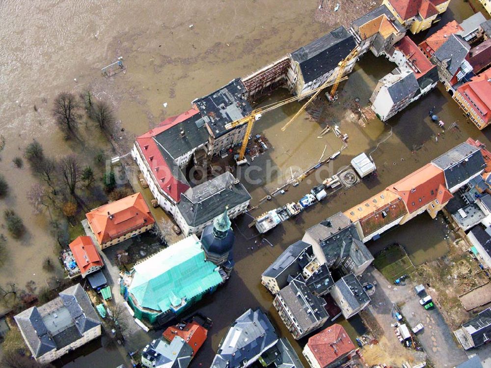 Bad Schandau aus der Vogelperspektive: Die Johanneskirche am Marktplatz von Bad Schandau im Hochwasser