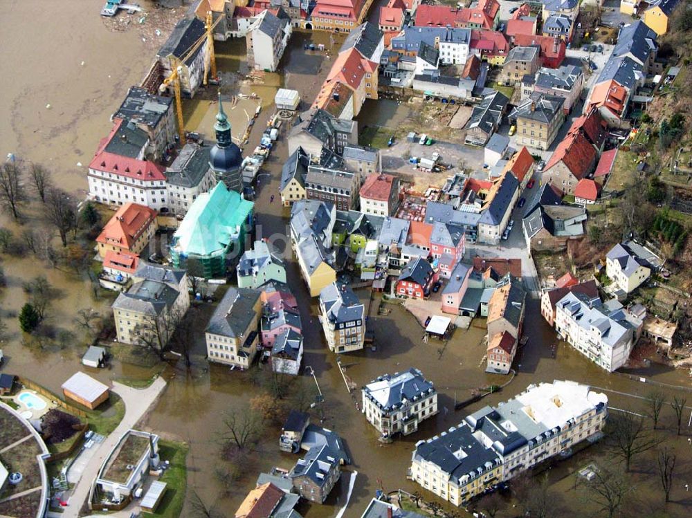 Luftaufnahme Bad Schandau - Die Johanneskirche am Marktplatz von Bad Schandau im Hochwasser