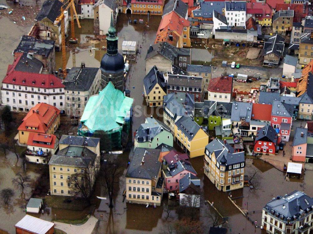 Bad Schandau von oben - Die Johanneskirche am Marktplatz von Bad Schandau im Hochwasser