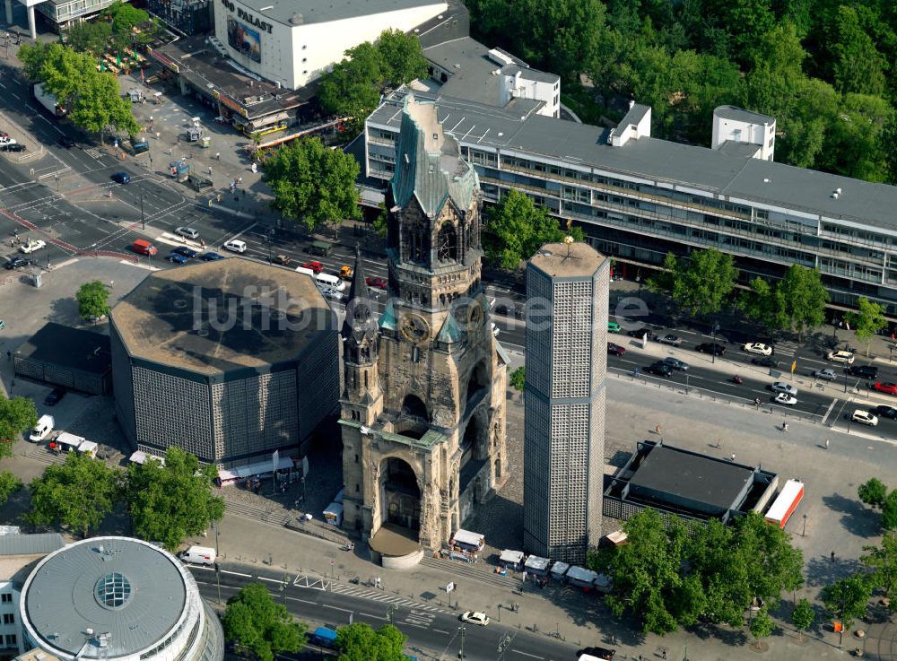 Luftaufnahme Berlin - Die Kaiser-Wilhelm-Gedächtniskirche auf dem Breitscheidplatz in Berlin-Charlottenburg