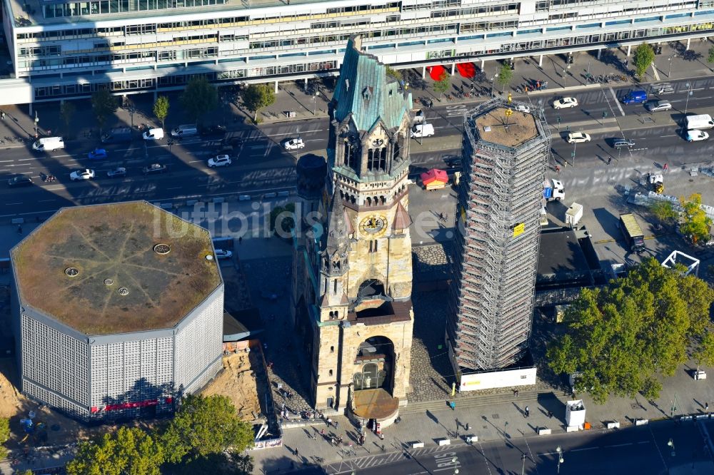 Luftaufnahme Berlin - Die Kaiser-Wilhelm-Gedächtniskirche auf dem Breitscheidplatz in Berlin-Charlottenburg