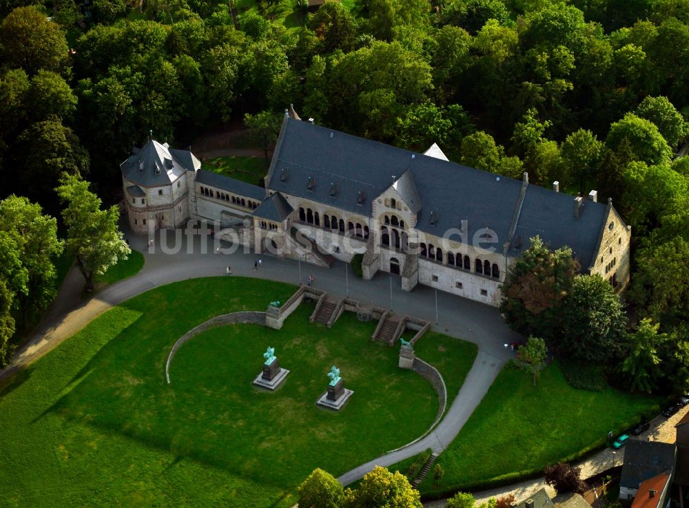 Goslar aus der Vogelperspektive: Die Kaiserpfalz Goslar am Rammelsberg in Goslar im Bundesland Niedersachsen