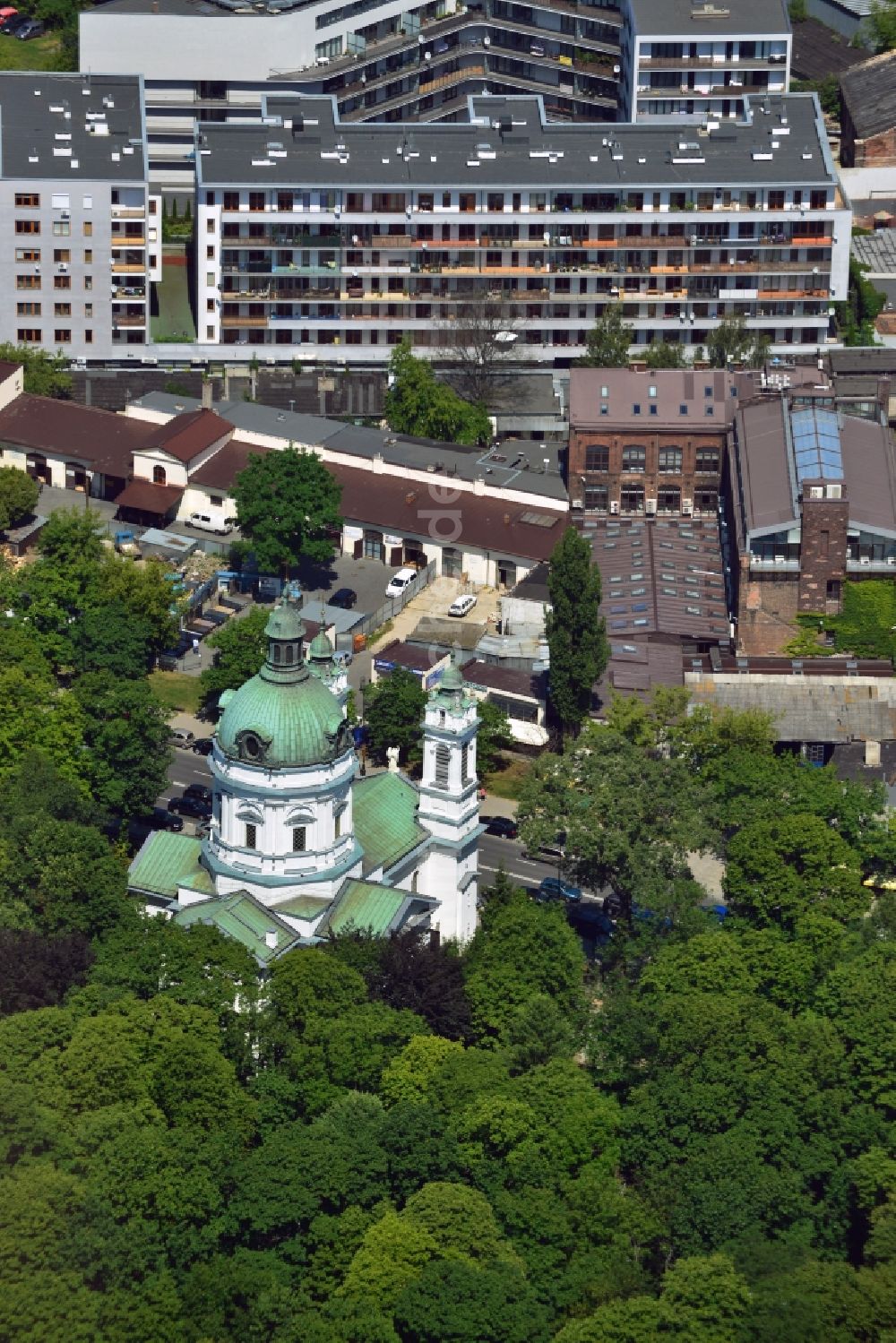 Warschau aus der Vogelperspektive: Die St. Karl Borromäus Kirche im Stadtviertel Powazki in Warschau in Polen