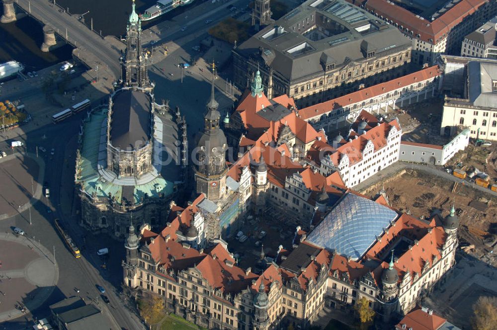 Dresden aus der Vogelperspektive: Die katholische Hofkirche Sanctissimae Trinitatis und das Dresdner Schloss