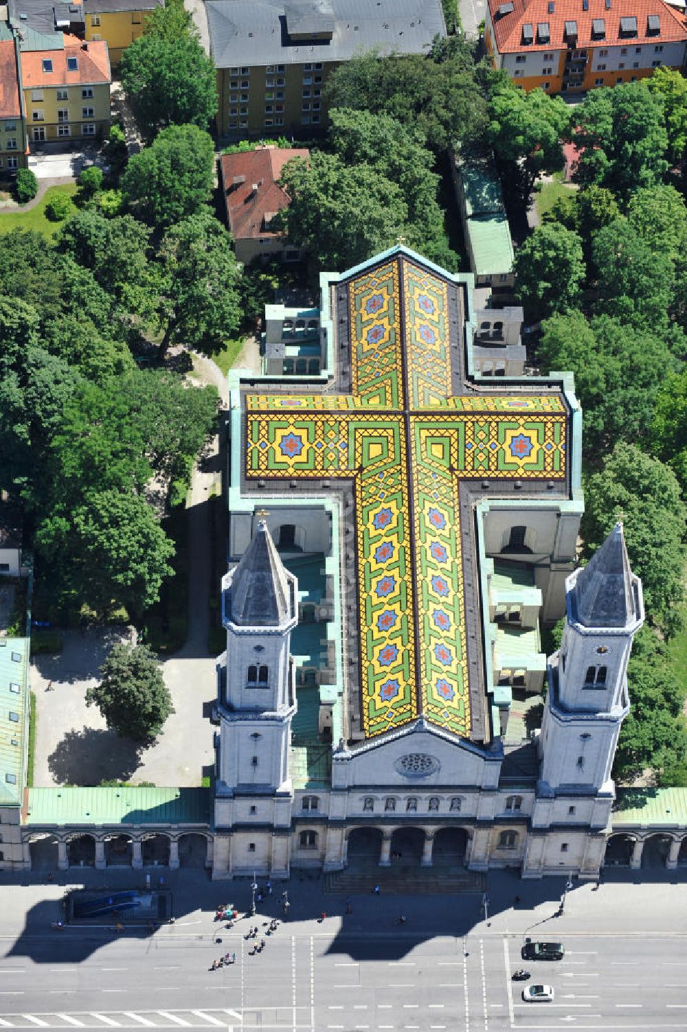 München von oben - Die katholische Ludwigskirche in München