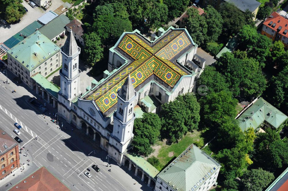 Luftaufnahme München - Die katholische Ludwigskirche in München