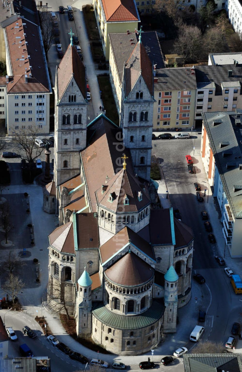 Luftbild München - Die katholische Pfarrkirche St. Benno in München