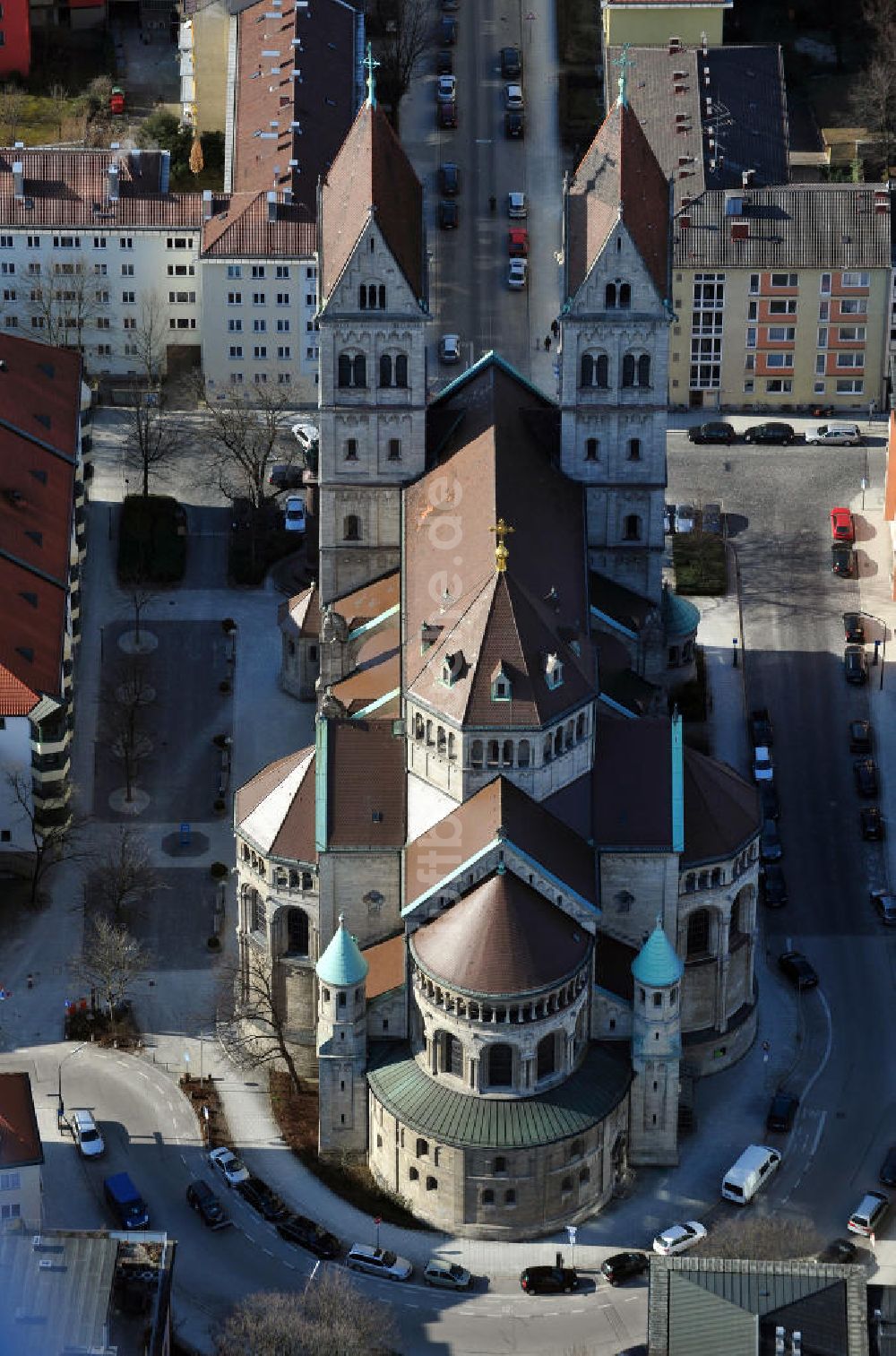 Luftaufnahme München - Die katholische Pfarrkirche St. Benno in München