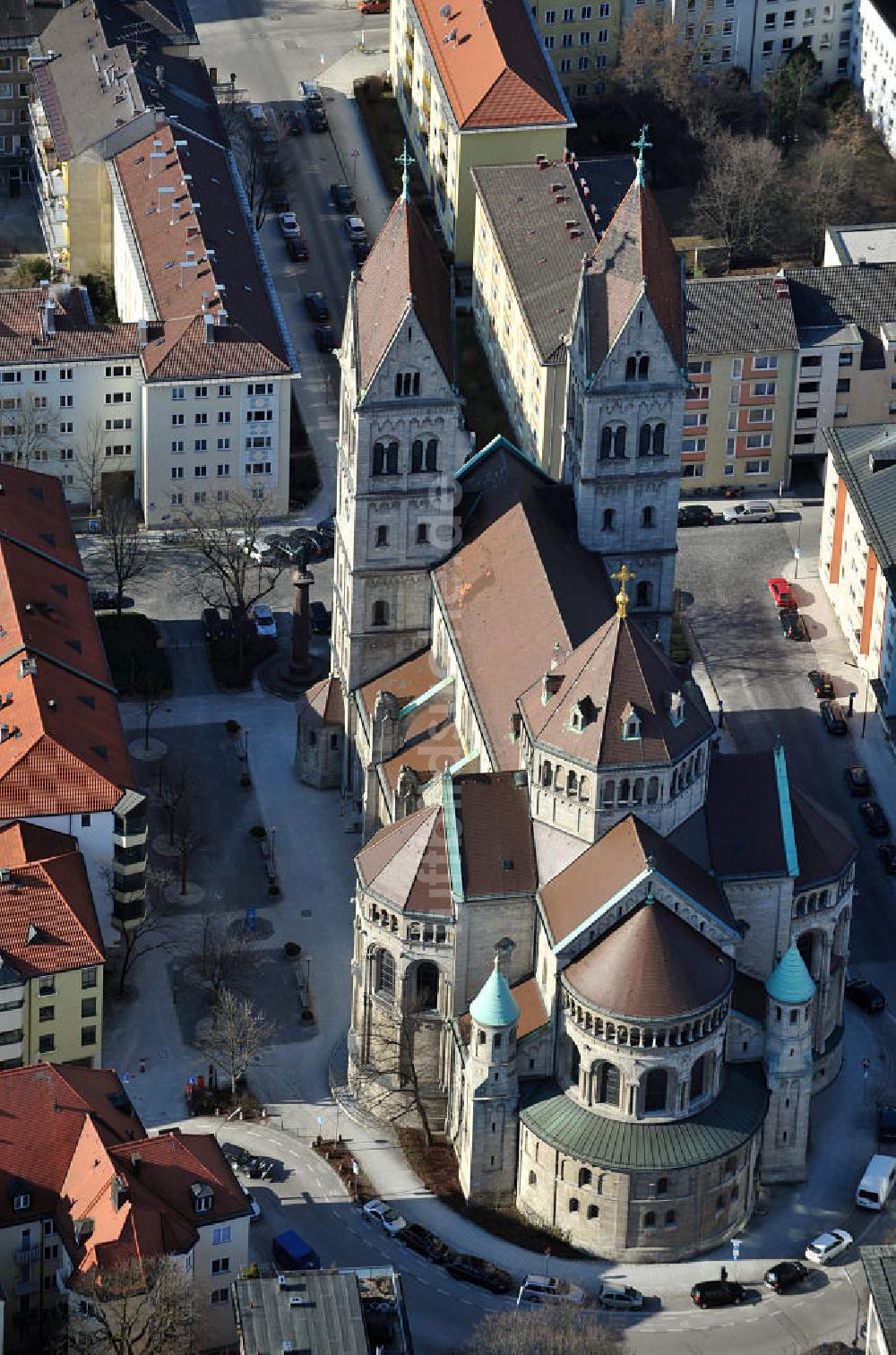 München von oben - Die katholische Pfarrkirche St. Benno in München