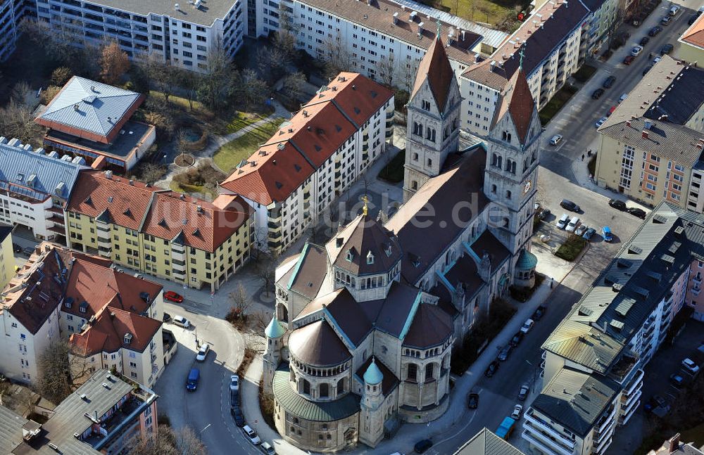 München aus der Vogelperspektive: Die katholische Pfarrkirche St. Benno in München