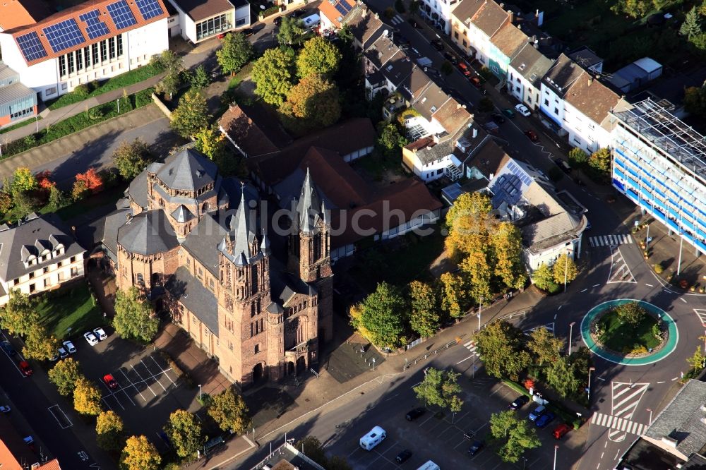 Dillingen aus der Vogelperspektive: Die Katholische Pfarrkirche Heilig Sakrament in Dillingen im Bundesland Saarland