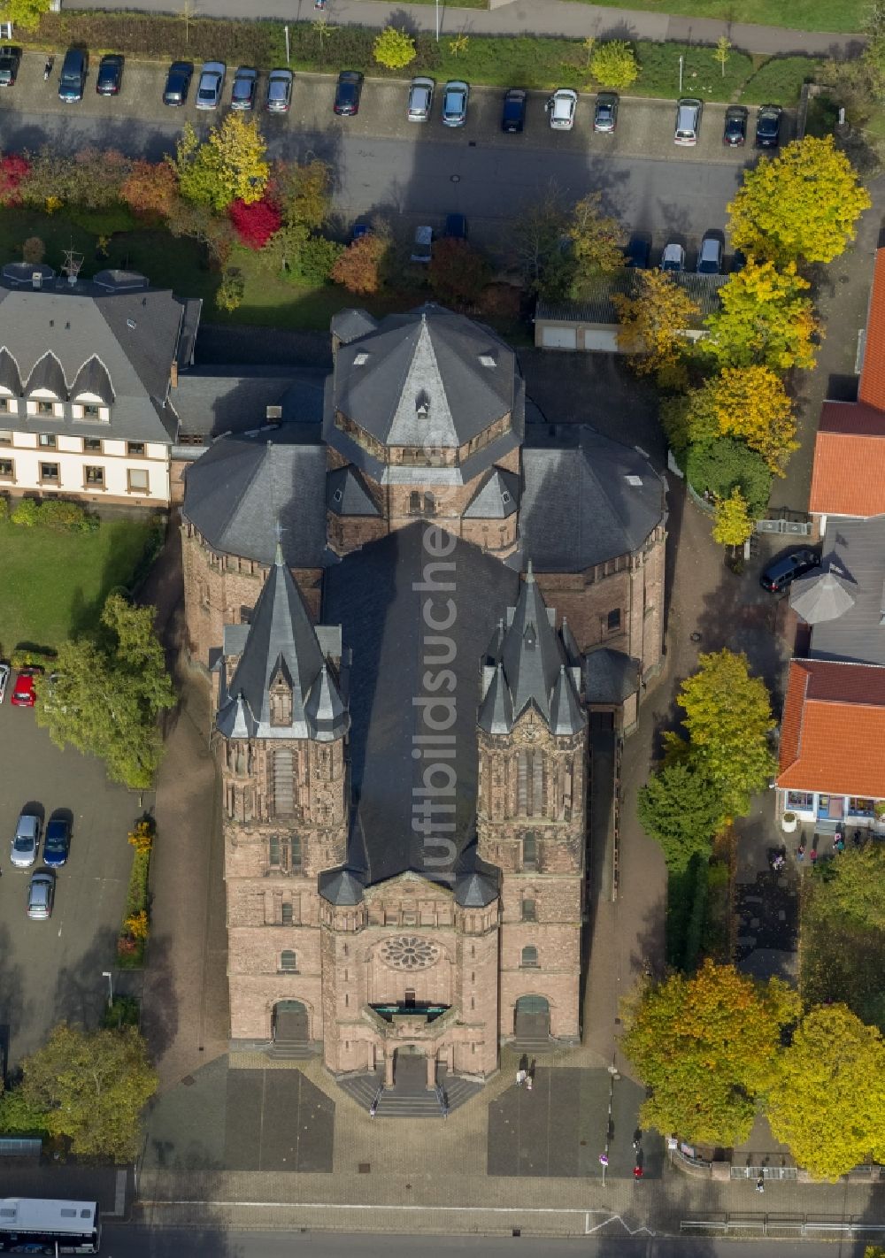 Dillingen von oben - Die Katholische Pfarrkirche Heilig Sakrament in Dillingen im Bundesland Saarland