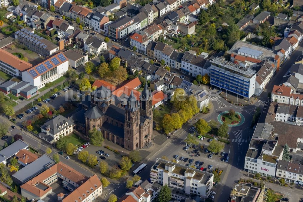 Dillingen aus der Vogelperspektive: Die Katholische Pfarrkirche Heilig Sakrament in Dillingen im Bundesland Saarland