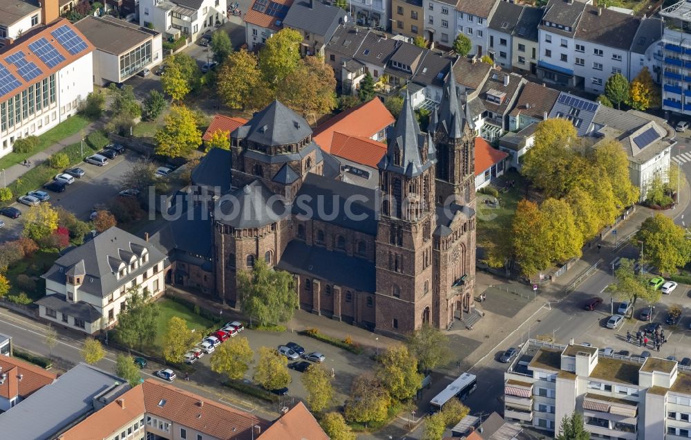 Dillingen von oben - Die Katholische Pfarrkirche Heilig Sakrament in Dillingen im Bundesland Saarland