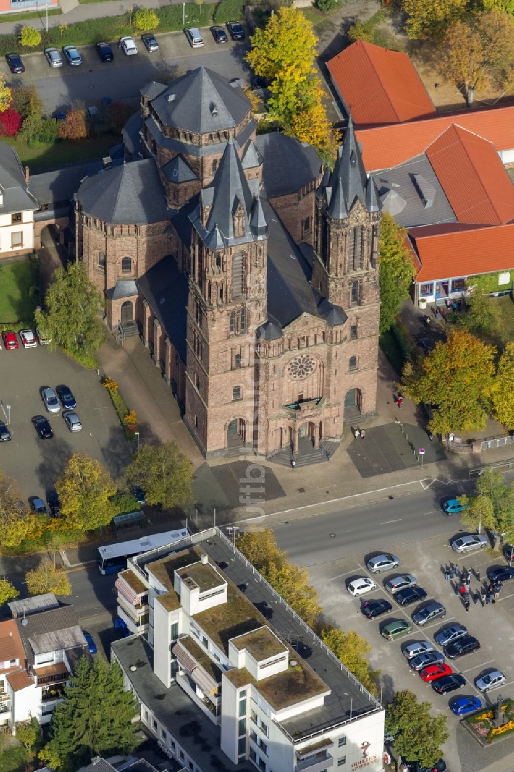 Luftbild Dillingen - Die Katholische Pfarrkirche Heilig Sakrament in Dillingen im Bundesland Saarland