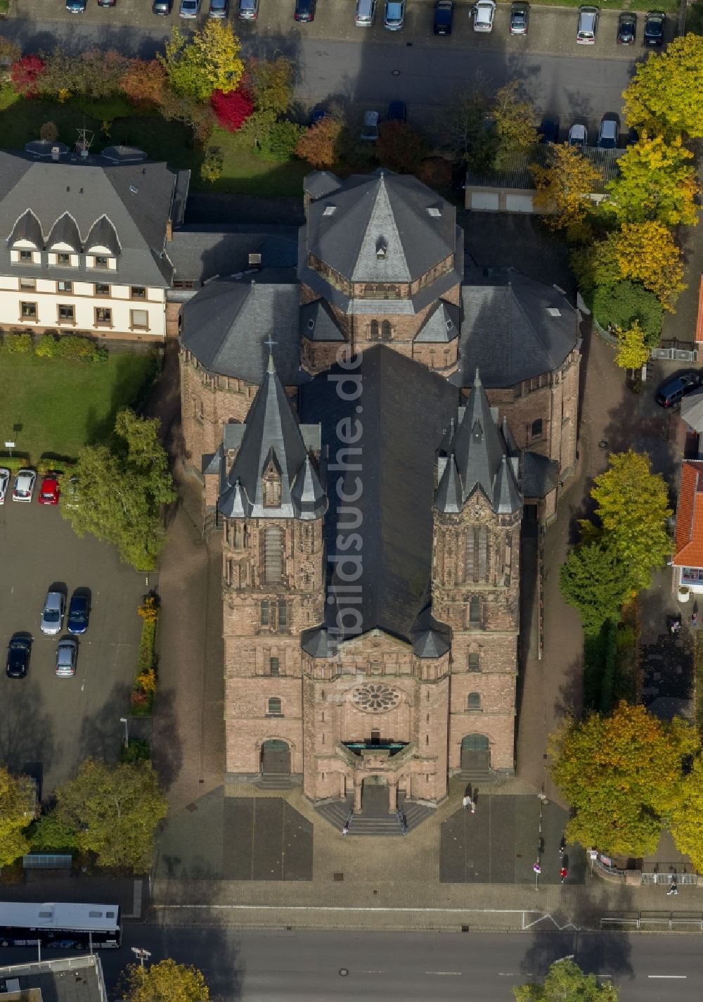 Dillingen von oben - Die Katholische Pfarrkirche Heilig Sakrament in Dillingen im Bundesland Saarland