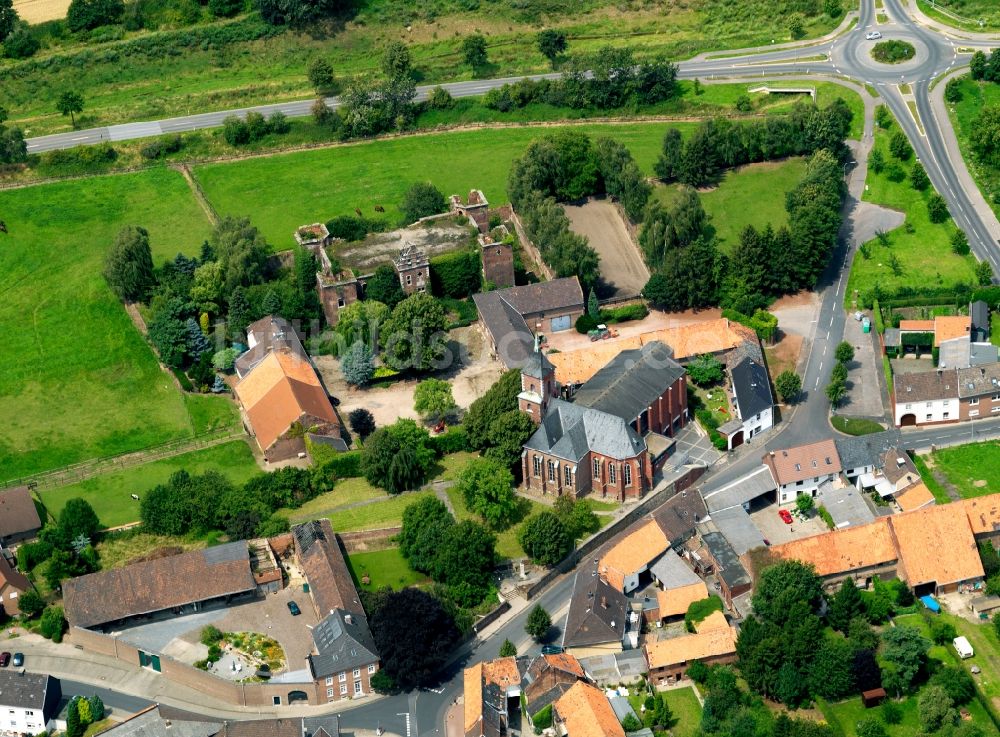 Luftaufnahme Siersdorrf - Die katholische Pfarrkirche St. Johannes der Täufer in Siersdorf im Bundesland Nordrhein-Westfalen