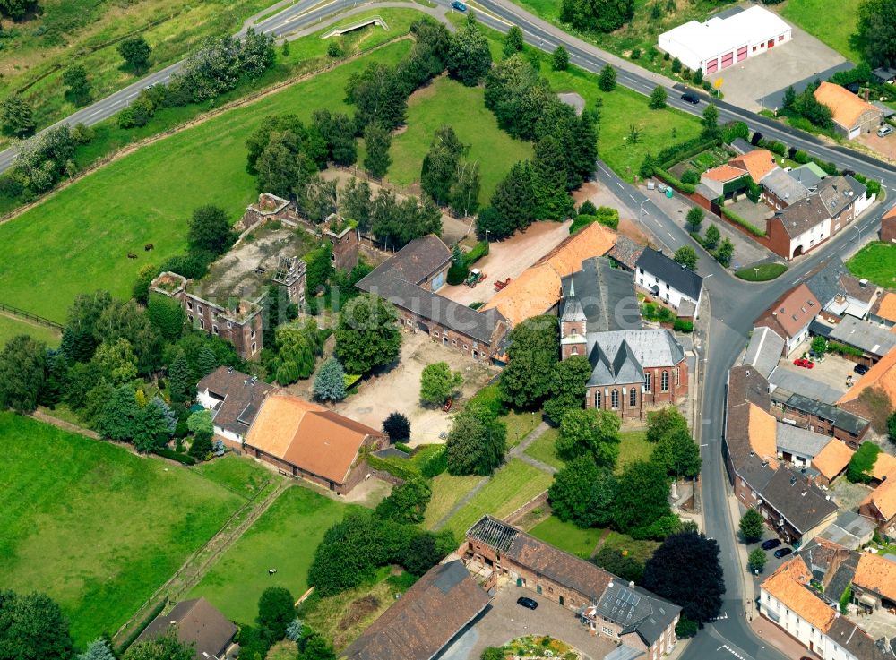 Siersdorrf von oben - Die katholische Pfarrkirche St. Johannes der Täufer in Siersdorf im Bundesland Nordrhein-Westfalen