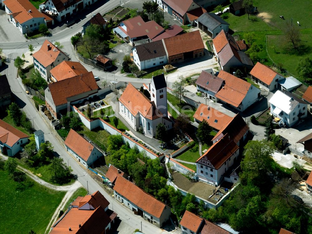 Frankenhofen aus der Vogelperspektive: Die Kirche St. Georg in Frankenhofen im Bundesland Baden-Württemberg