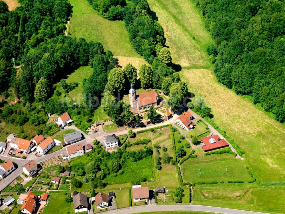 Luftaufnahme Labach - Die Kirche Mariä Himmelfahrt in Labach im Bundesland Rheinland-Pfalz