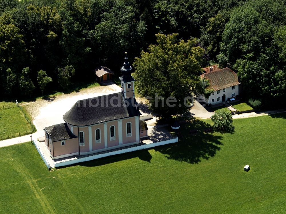 Waging am See von oben - Die Kirche Maria Heimsuchung bei Waging am See im Bundesland Bayern