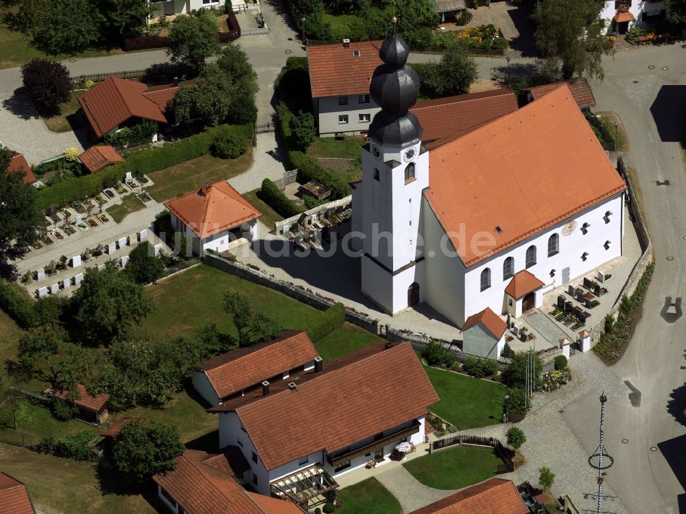 Niedergottsau von oben - Die Kirche Maria Himmelfahrt in Niedergottsau im Bundesland Bayern