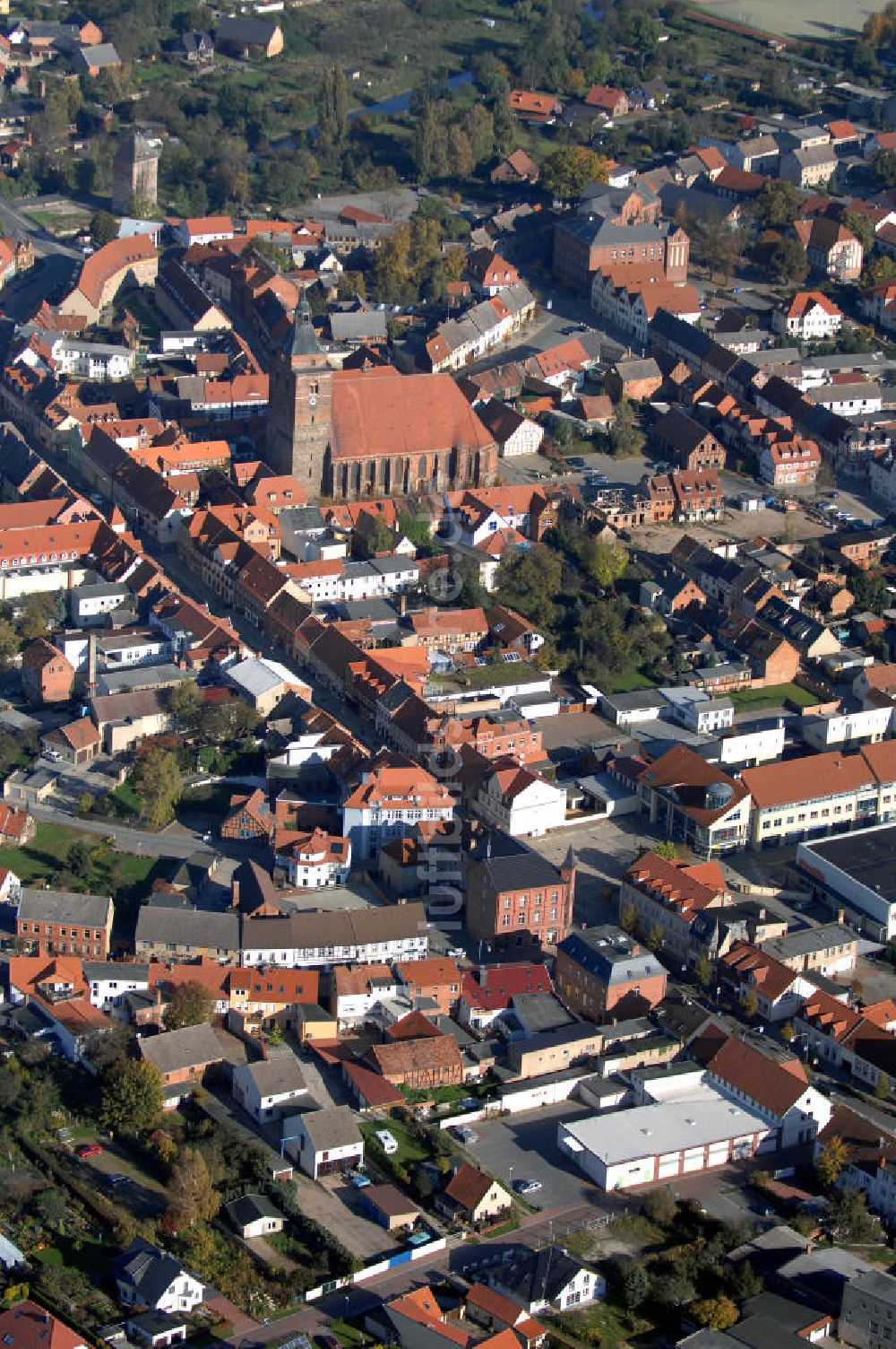 Osterburg aus der Vogelperspektive: die Kirche St. Nikolai und das Markgraf- Albrecht- Gymnasium