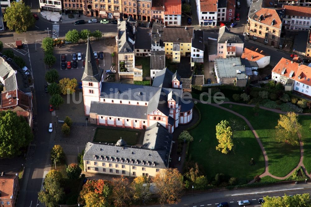 Merzig von oben - Die Kirche St. Peter in Merzig im Bundesland Saarland