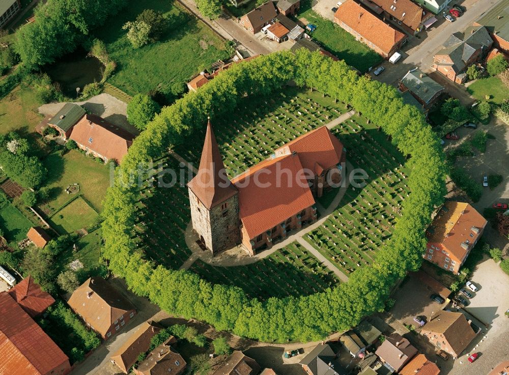 Luftaufnahme Petersdorf - Die Kirche in Petersdorf auf Fehmarn im Bundesland Schleswig-Holstein