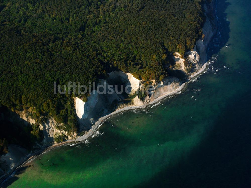 Luftaufnahme Sassnitz - Die Kreidefelsformation Stubbenkammer im Nationalpark Jasmund auf der Insel Rügen