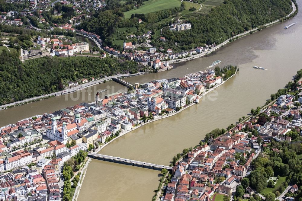 Luftaufnahme Passau - Die kreisfreie Universitätsstadt Passau im Bundesland Bayern