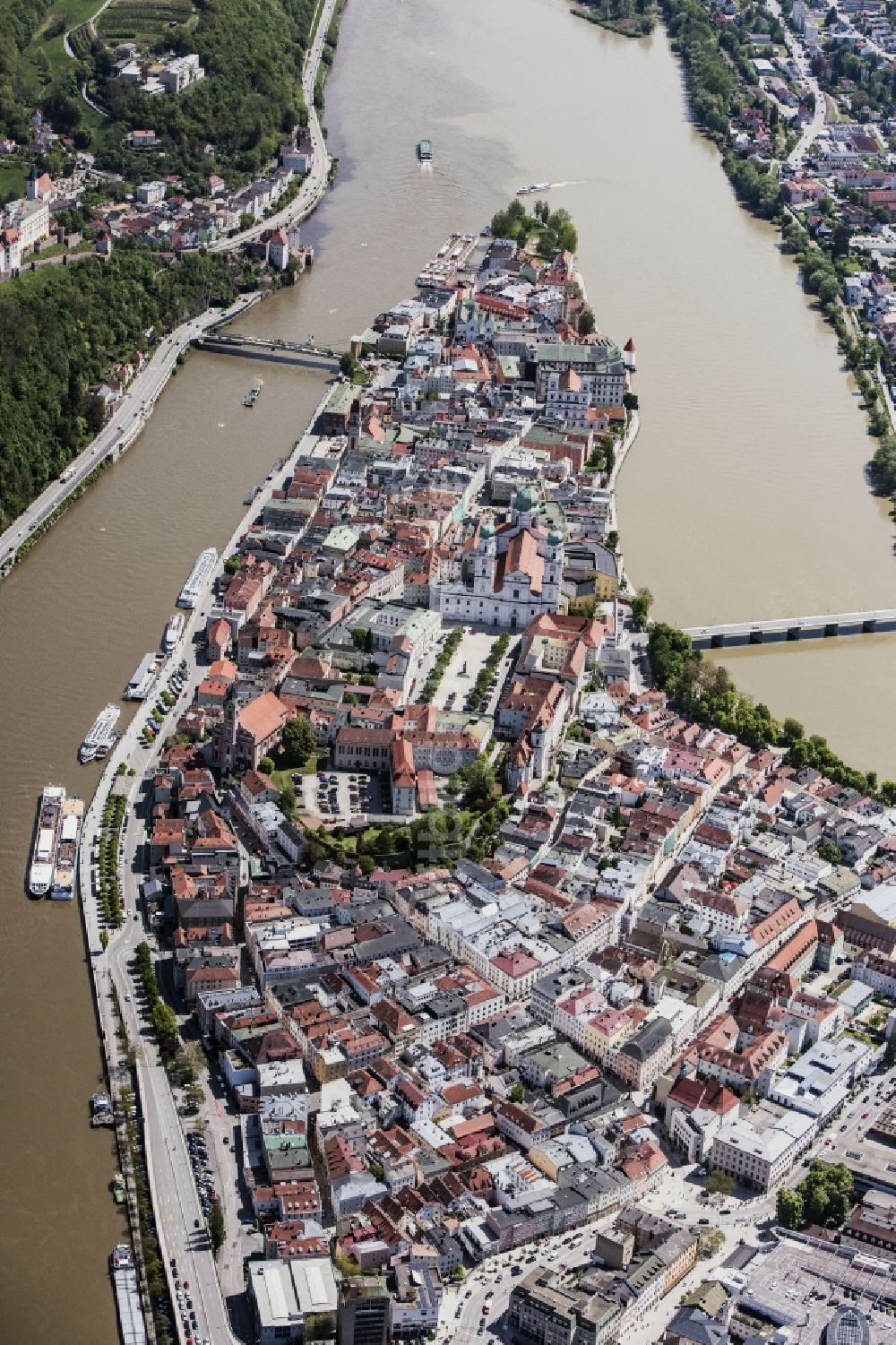 Luftaufnahme Passau - Die kreisfreie Universitätsstadt Passau im Bundesland Bayern