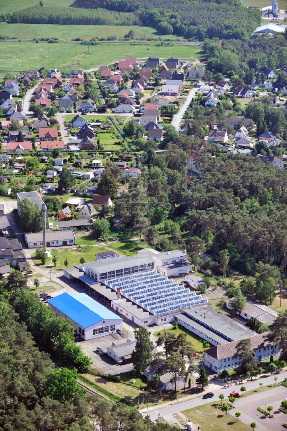 Luftaufnahme Trassenheide - Die Lager- und Fertigungshallen von mbt Maschinen- und Metallbau in Trassenheide mit der Siedlung Am Walde