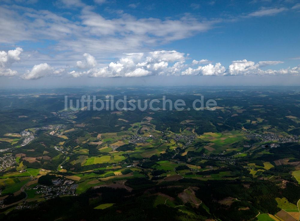 Lennestadt von oben - Die Landschaft um Lennestadt im Sauerland im Bundesland Nordrhein-Westfalen