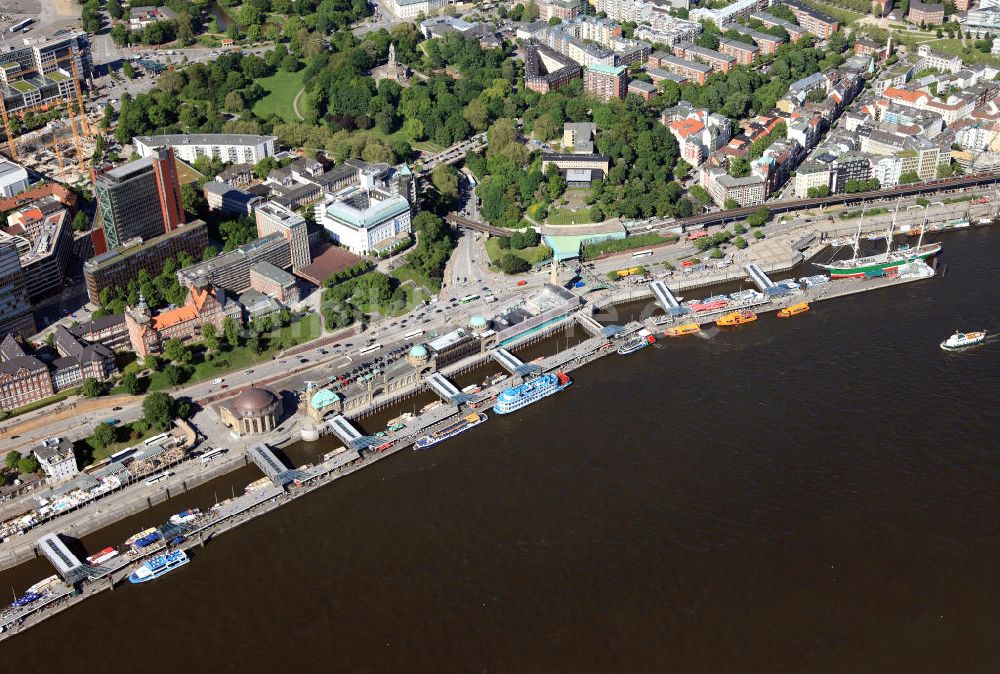 Hamburg von oben - Die Landungsbrücken in Hamburg