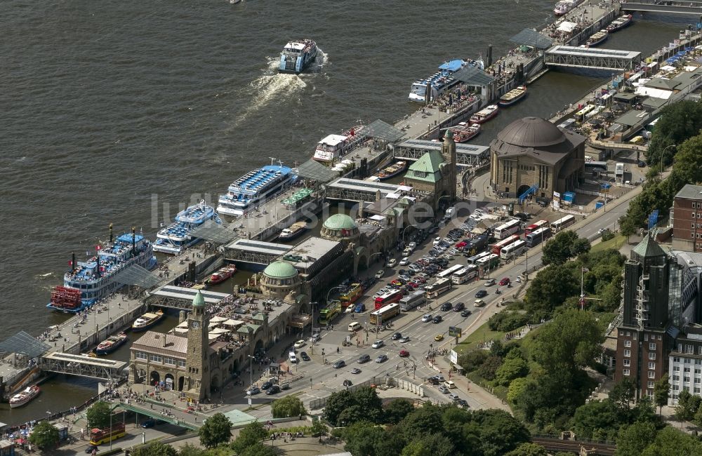 Luftaufnahme Hamburg - Die Landungsbrücken am Ufer der Elbe in Hamburg