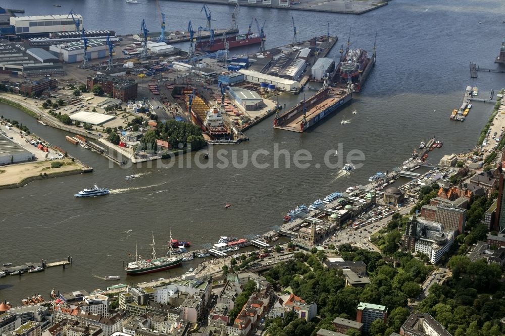 Hamburg von oben - Die Landungsbrücken am Ufer der Elbe in Hamburg