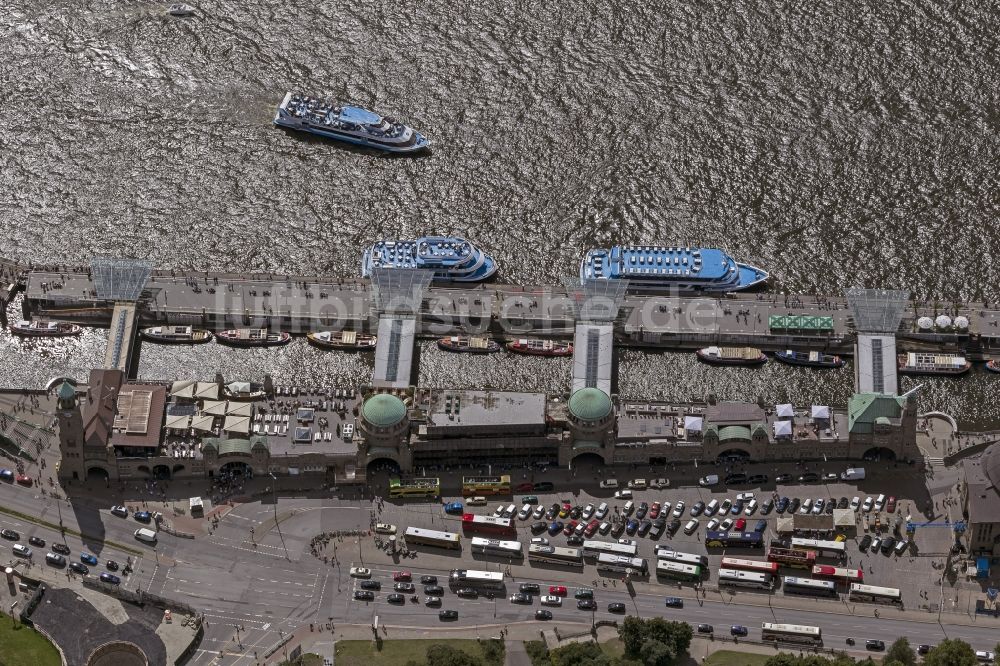 Hamburg aus der Vogelperspektive: Die Landungsbrücken am Ufer der Elbe in Hamburg