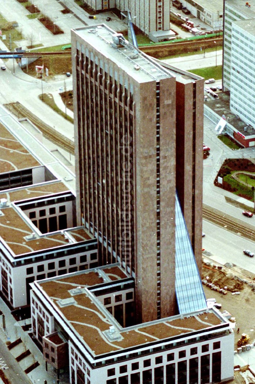 Luftaufnahme Berlin - 12.02.1995 die Lichtuhr-Pyramide Marzahn Rhinstraße