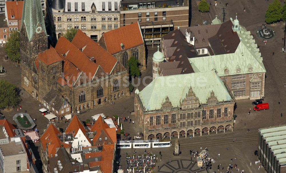 Bremen von oben - Die Liebfrauenkirche und das denkmalgeschützte Rathaus mit der Rolandstatue am Bremer Marktplatz