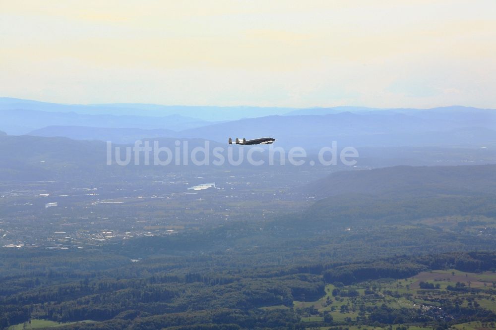 Rheinfelden (Baden) aus der Vogelperspektive: Die Lockheed Super Constellation im Flug über dem Dinkelberg bei Rheinfelden im Bundesland Baden-Württemberg