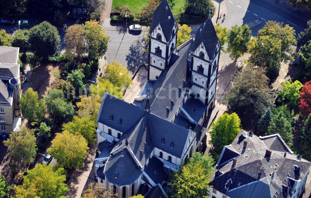 Wiesbaden von oben - Die Maria-Hilf-Kirche an der Kellerstraße in Wiesbaden