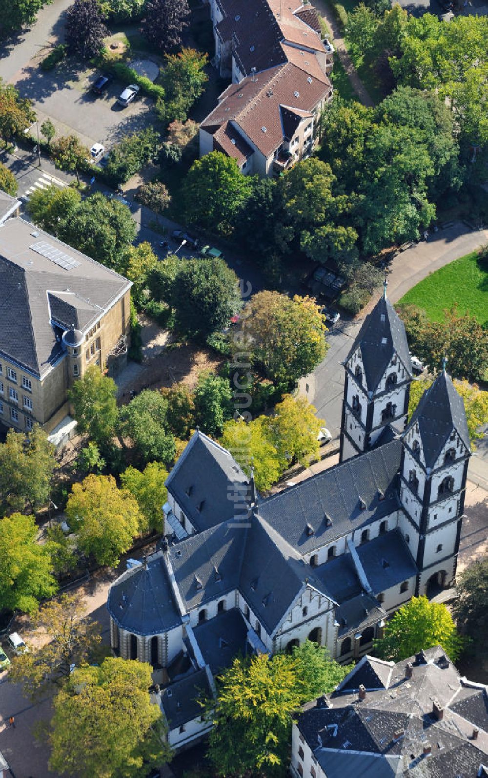 Wiesbaden aus der Vogelperspektive: Die Maria-Hilf-Kirche an der Kellerstraße in Wiesbaden