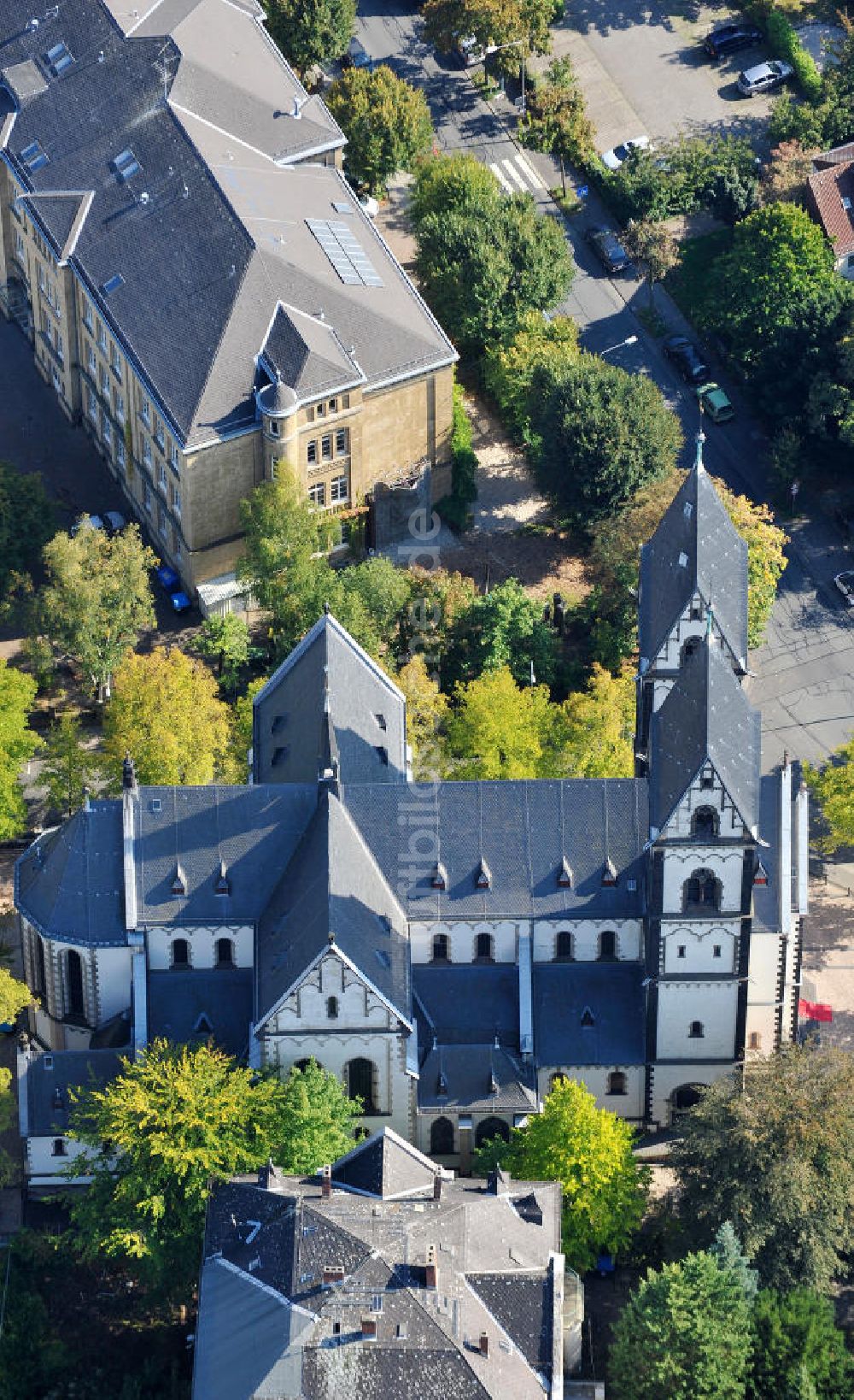 Luftbild Wiesbaden - Die Maria-Hilf-Kirche an der Kellerstraße in Wiesbaden