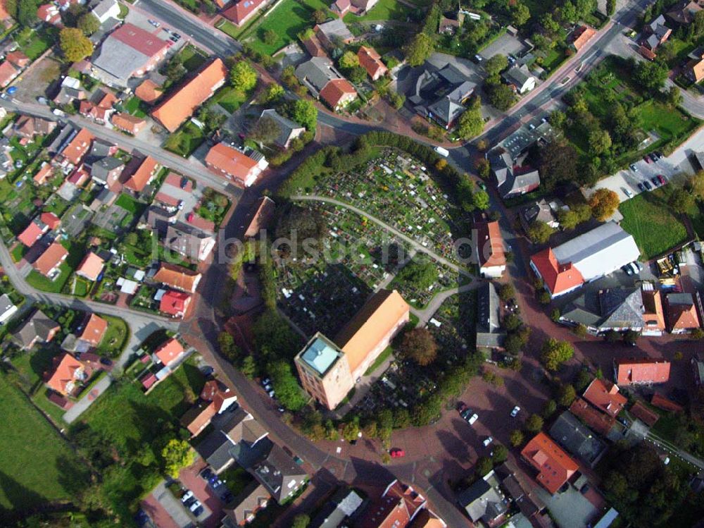 Luftbild Marienhafe - Die St. Marienkirche in Marienhafe