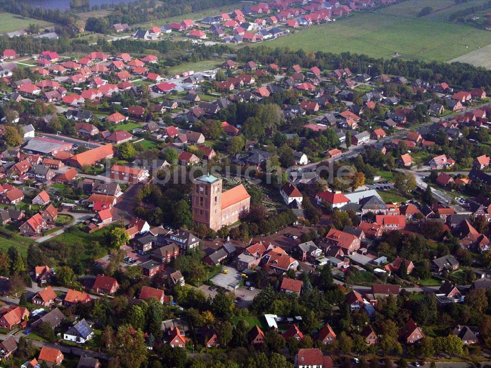 Luftaufnahme Marienhafe - Die St. Marienkirche in Marienhafe